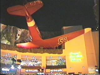 Самолетик на фасаде Роял Гарден Плазы