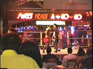 Тайский бокс на входе в Гоу-Гоу бар