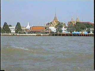 Вид на королевский дворец со стороны реки Чао Прая
