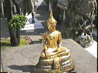 Статуя Будды, покрытая сусальным золотом